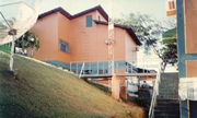 Os estúdios da 98 FM funcionam em sede própria, numa área de 4 mil, m² no bairro Morrinho, centro geográfico de Montes Claros.