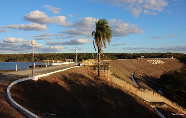 Caminhão carregado de laranjas tomba na BR-251, próximo a Salinas